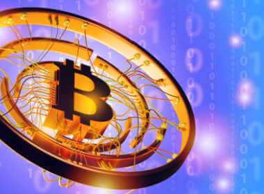 representasi emas melingkar dari bitcoin dengan kabel listrik yang memancar dari lingkaran ke B large besar